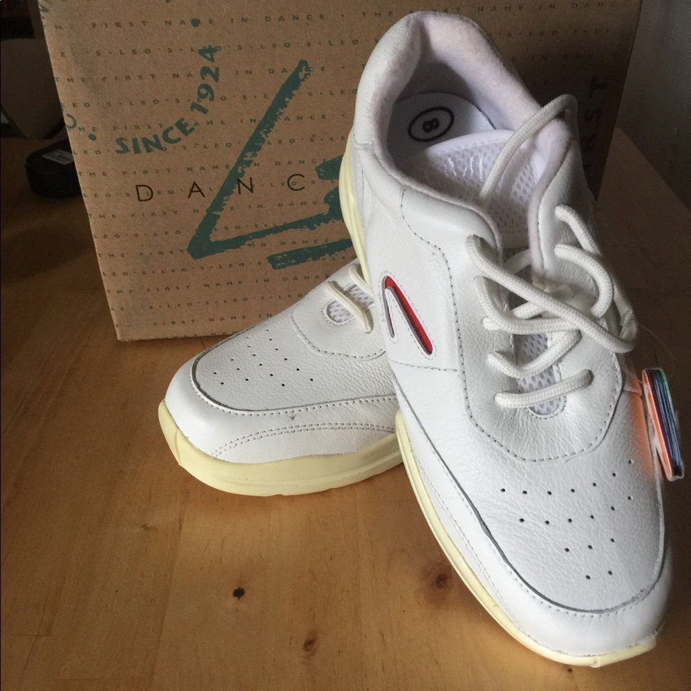 NEW Leo's dance sneakers, size 4